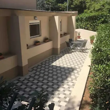 Temple L 3 - Private Parking Spot