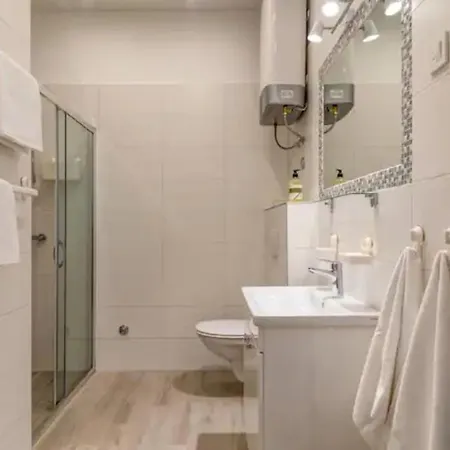 Temple L 3 - Private Parking Spot Apartment Split