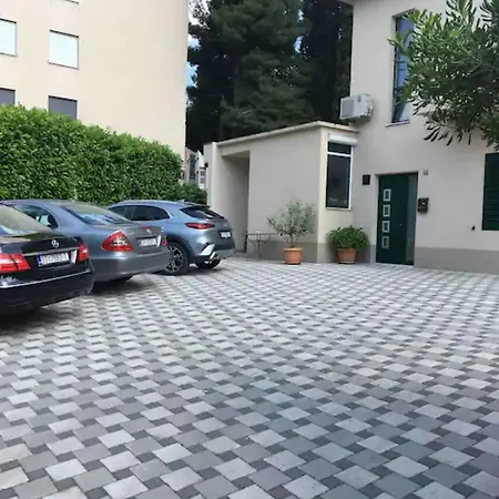 Temple L 3 - Private Parking Spot アパート